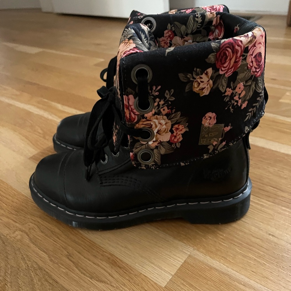 Dr. Martens Black Floral Triumph Boots